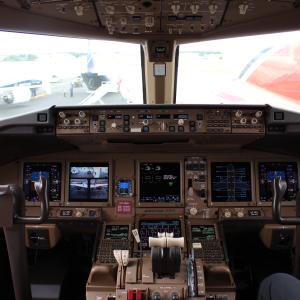 Boeing 777-300 Flight Deck